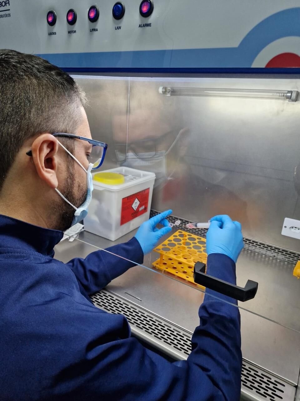 Trabalho em cabine de segurança biológica no laboratório