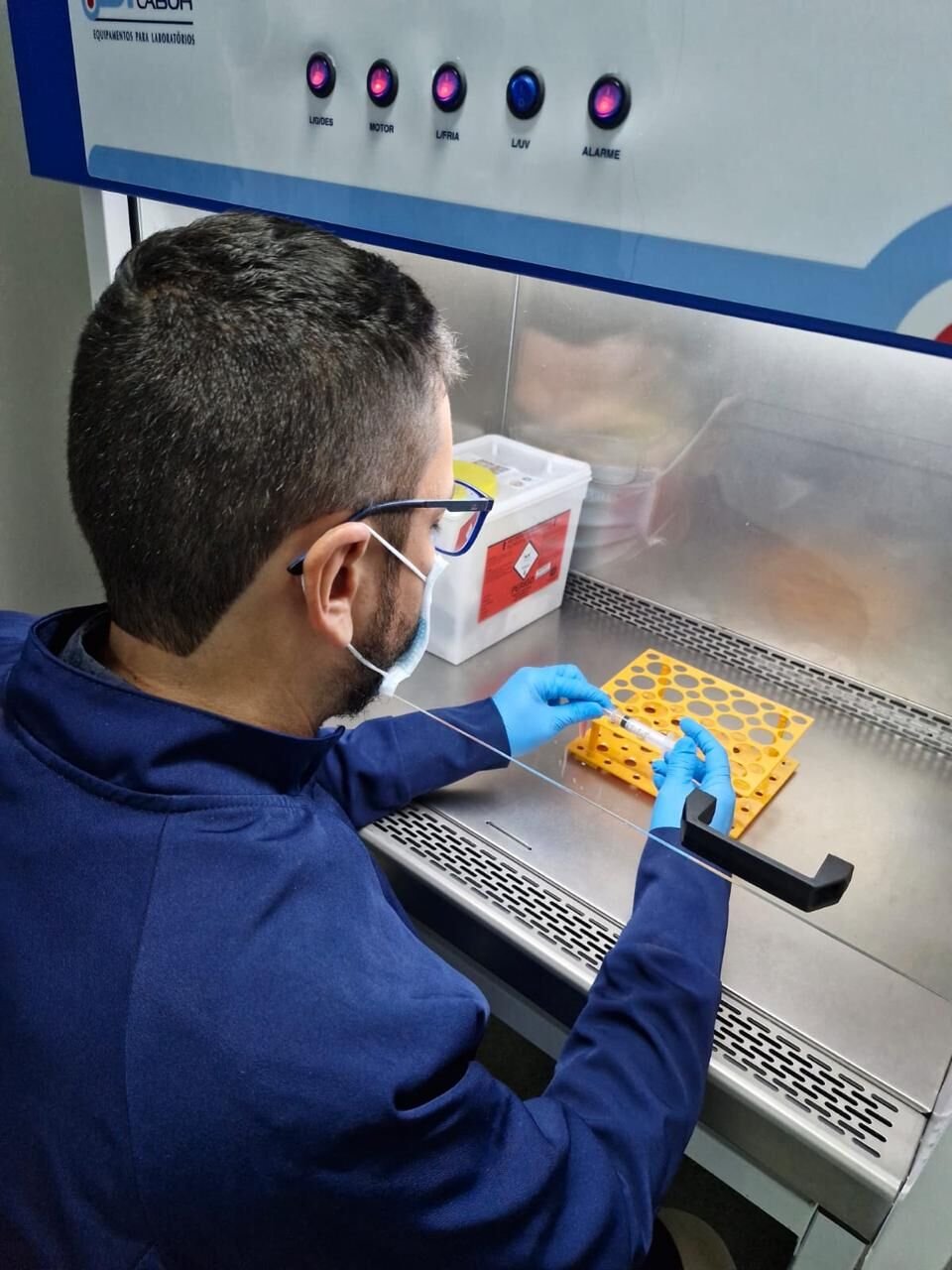 Manipulação de amostras em laboratório