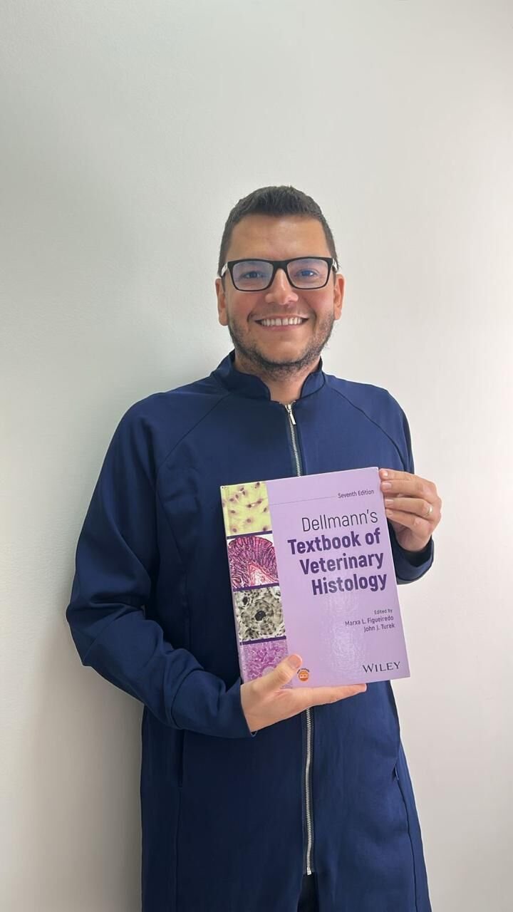 Com o livro Textbook of Veterinary Histology