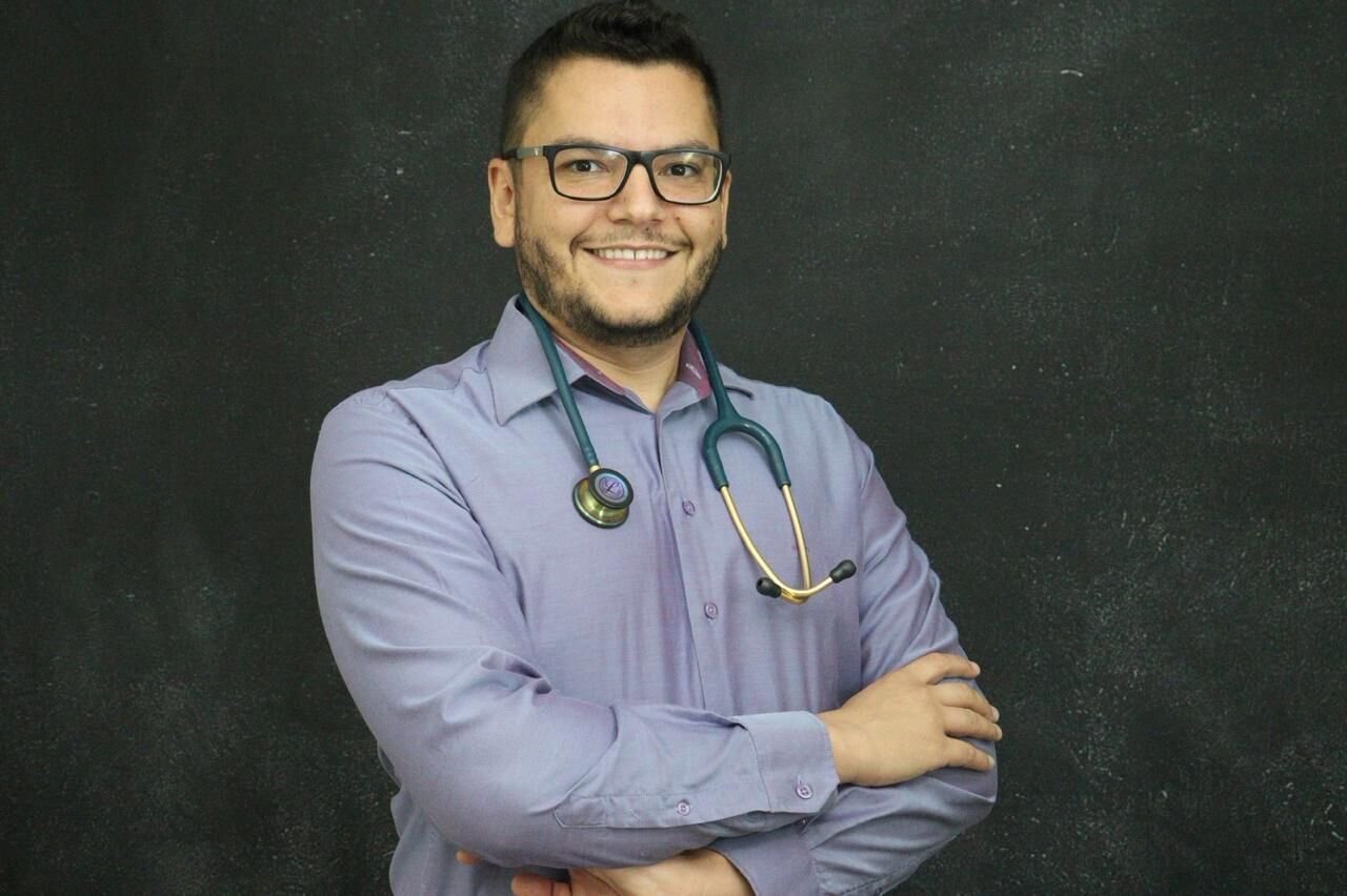Prof. Carlos Eduardo Fonseca-Alves de jaleco, com estetoscópio